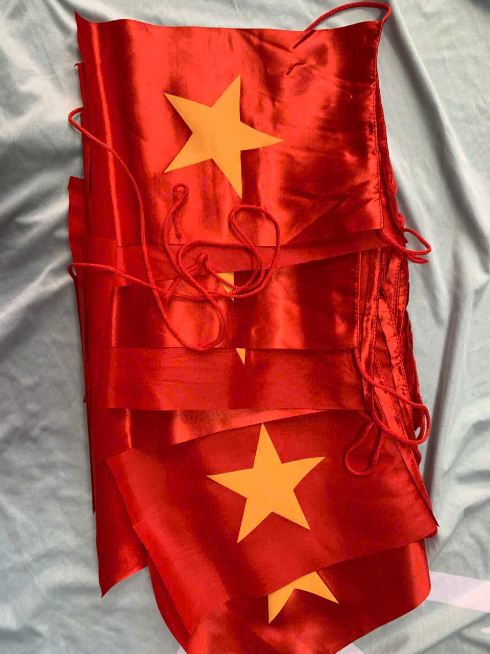 Sử dụng vải phi bóng Nhật cao cấp, bề mặt mịn đẹp, độ bền cao.