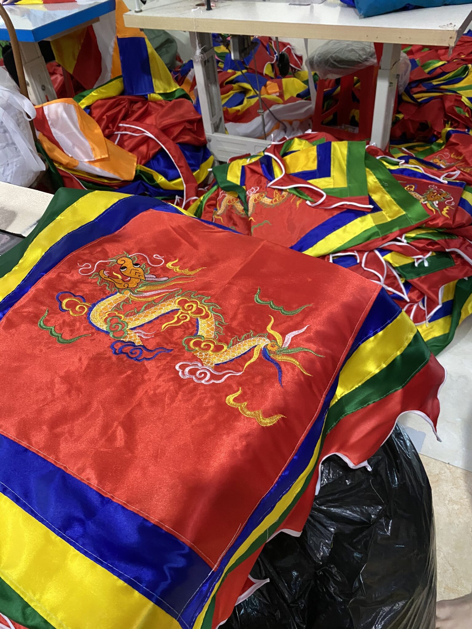 Góc chụp nghiêng thể hiện đường viền cờ Thần sắc nét, sản xuất tại xưởng in cờ Hoàng Gia Hà Nội.