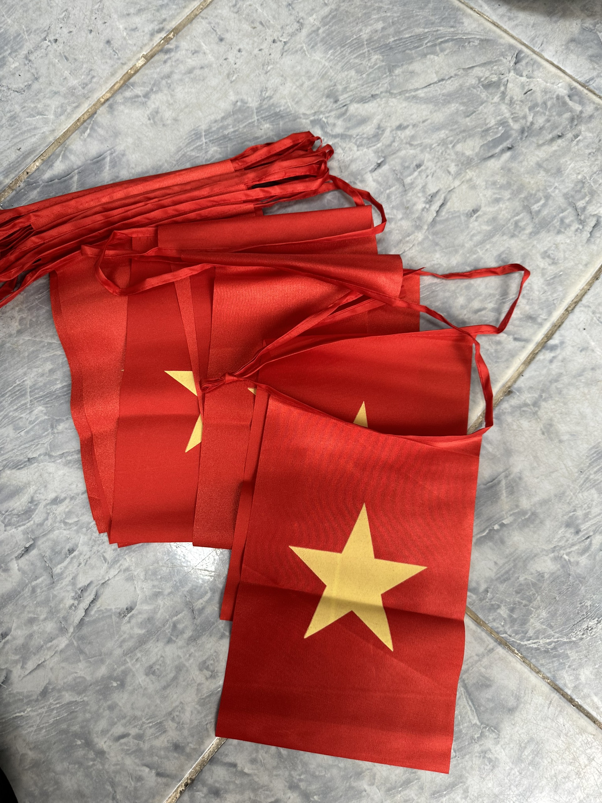 Mua cờ dây Việt Nam – Xưởng may cờ Hoàng Gia chuyên sản xuất trực tiếp tại Hà Nội