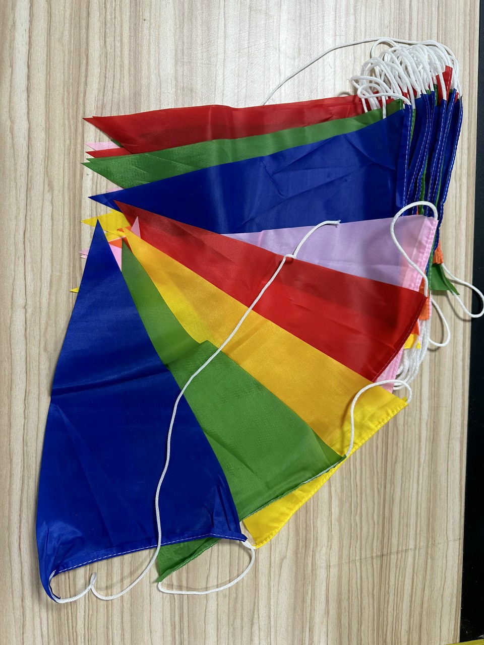 Cờ Chuối Tam Giác – Giải Pháp Quảng Bá Hiệu Quả Từ Xưởng May Cờ Hoàng Gia