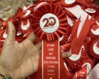 Làm Hoa Cài Áo Bằng Vải – Xưởng May Cờ Hoàng Gia Tại Hà Nội