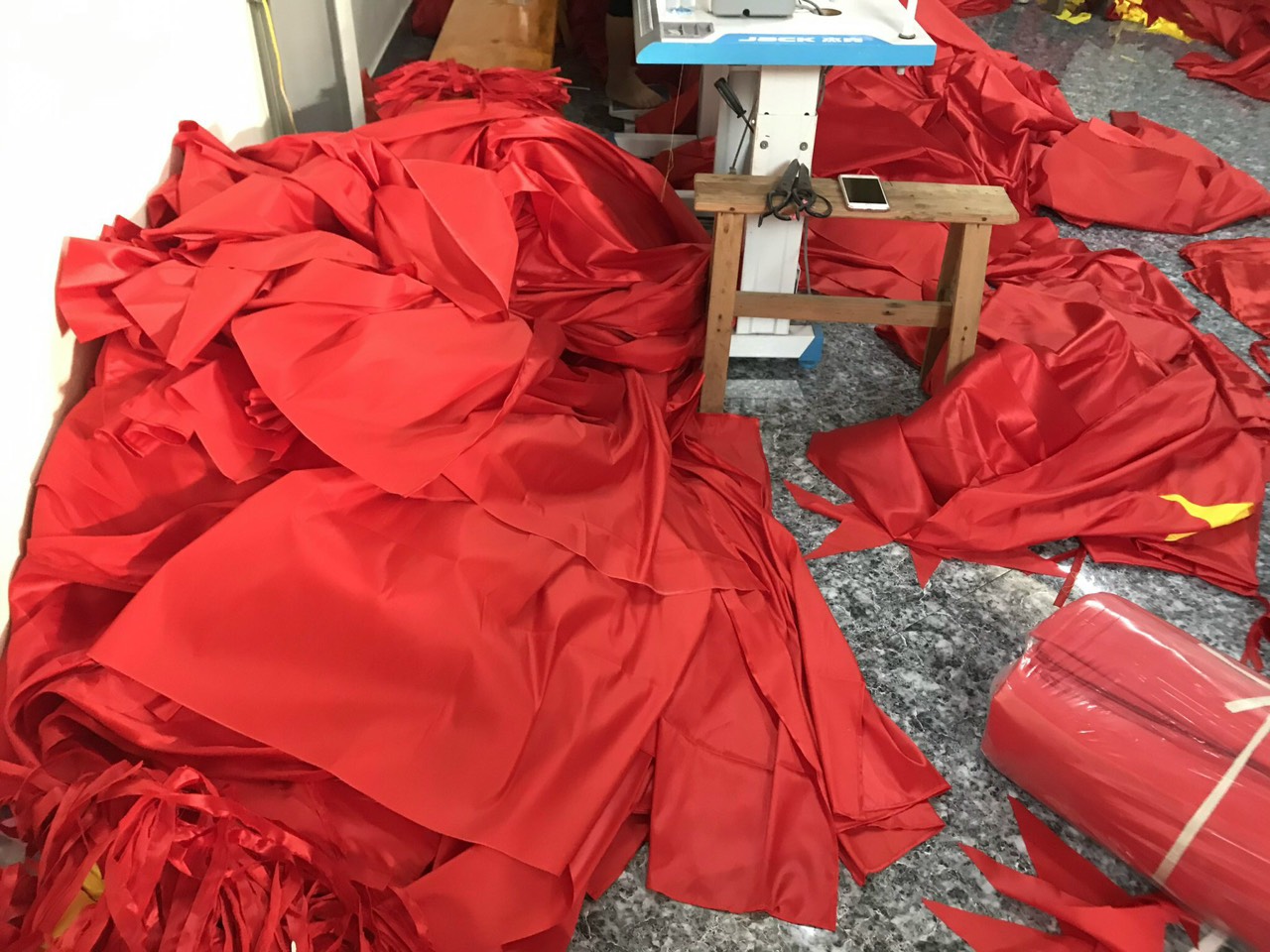 Cờ Hồng Kỳ Hà Nội – Xưởng May Cờ Hoàng Gia Uy Tín, Chuẩn Nghi Lễ