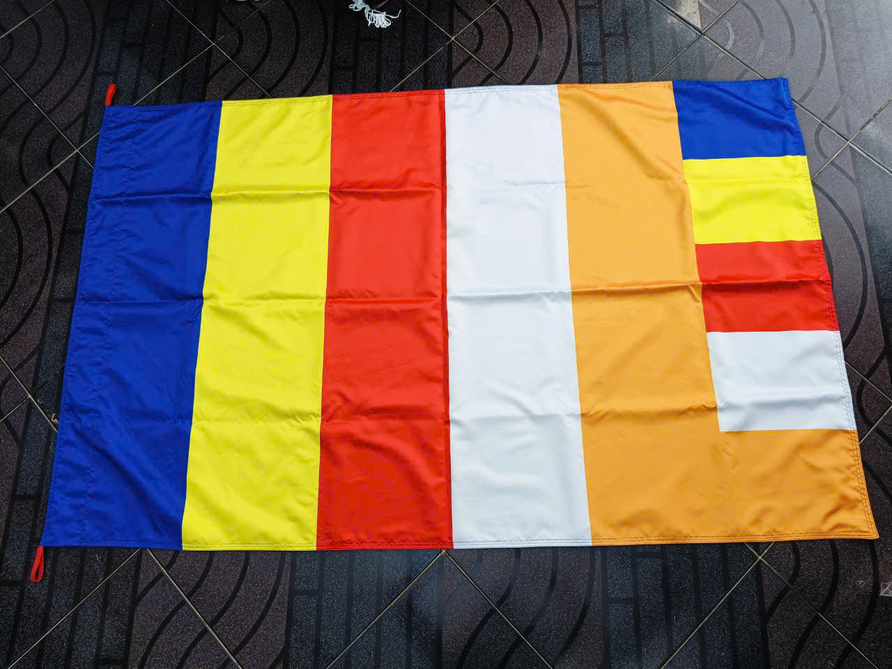 Mua Cờ Phật Giáo Lễ Phật Đản – Xưởng May Cờ Hoàng Gia Uy Tín Tại Hà Nội