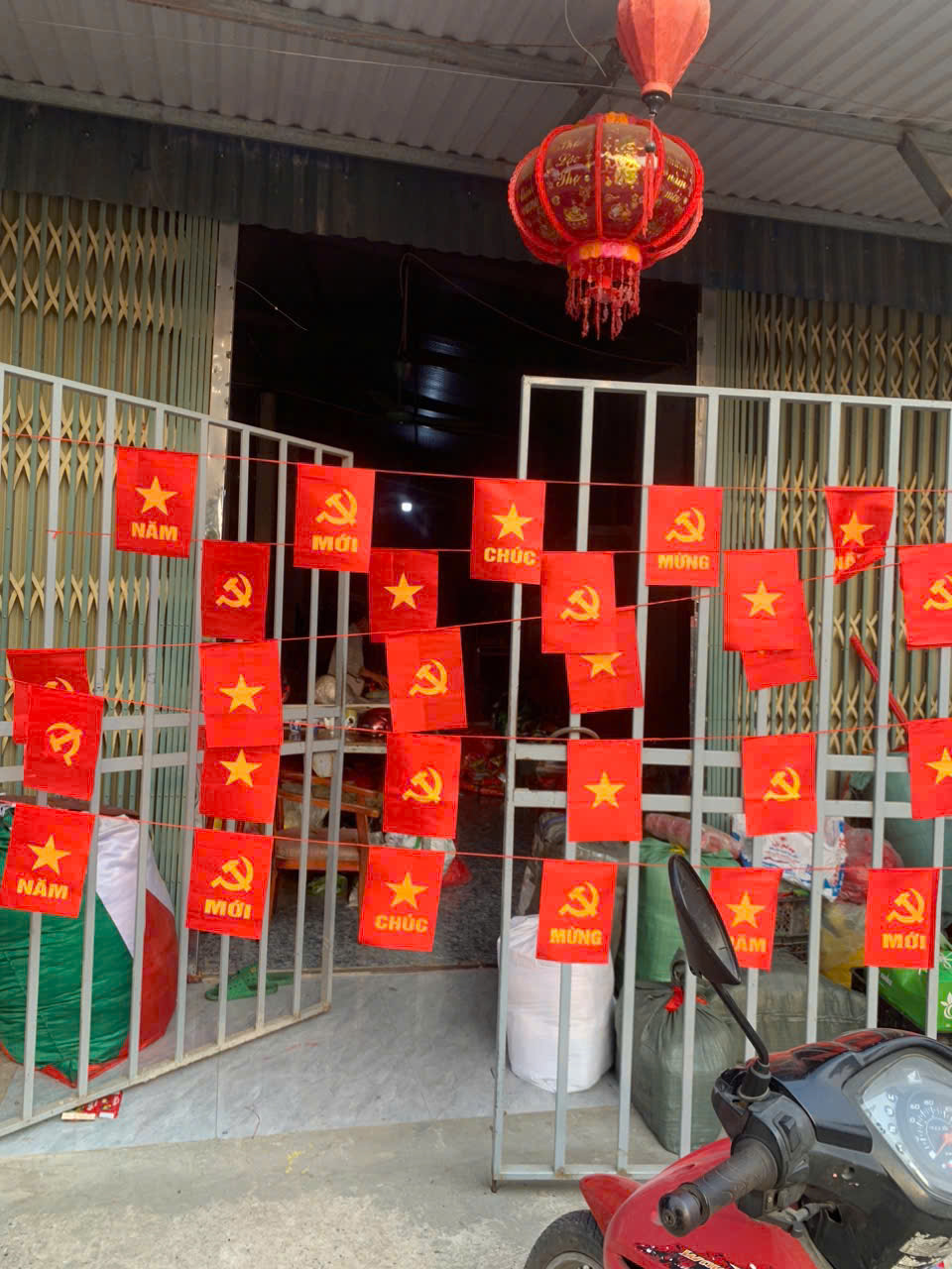 Mua dây cờ đỏ sao vàng ở đâu - Xưởng may cờ Hoàng Gia chất lượng, giá rẻ
