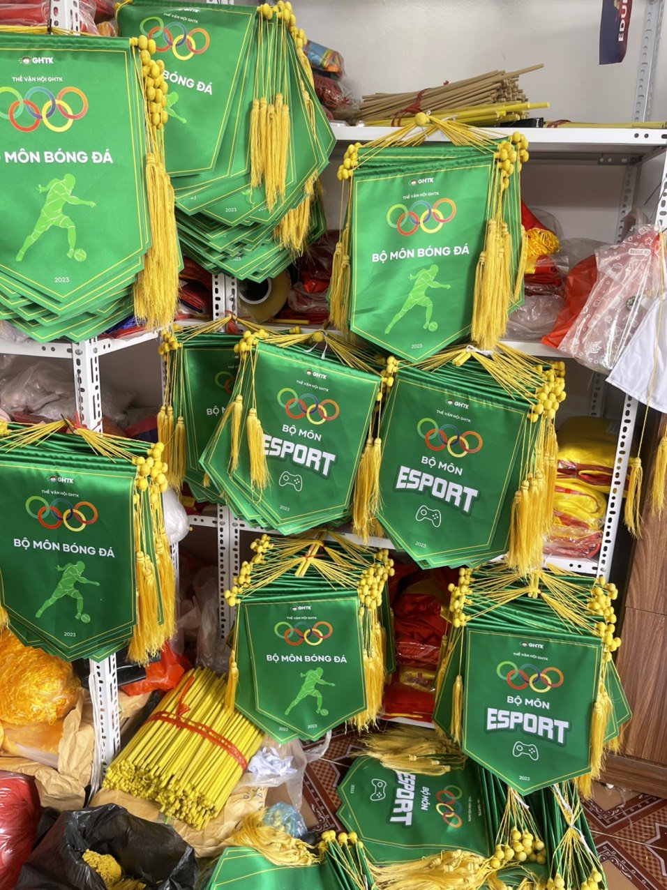 Giá Treo Cờ Lưu Niệm – Xưởng May Cờ Hoàng Gia Gia Công Đồng Bộ, Chất Lượng Cao