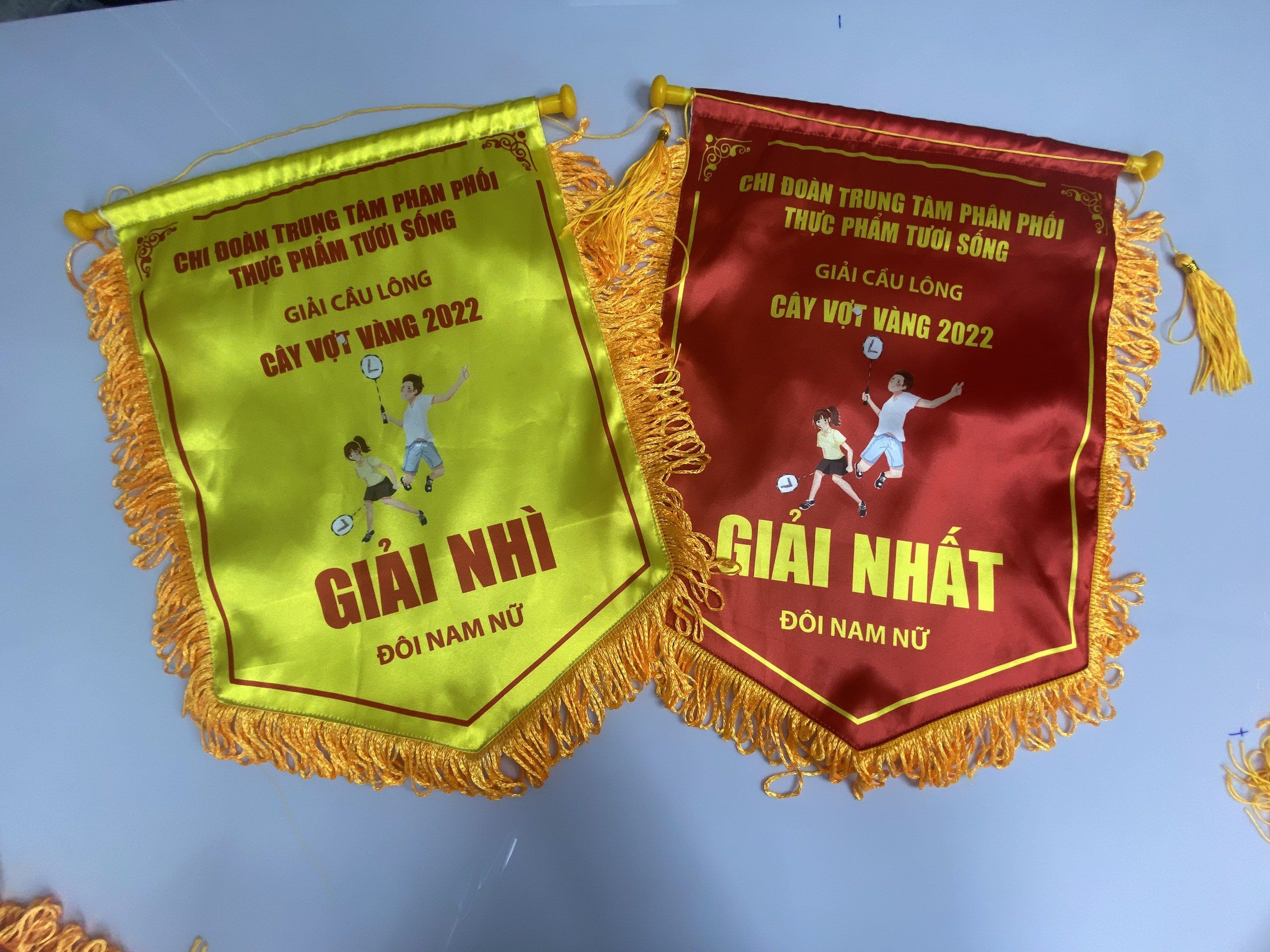 Cờ Lưu Niệm Giải Cầu Lông Theo Yêu Cầu – Xưởng May Cờ Hoàng Gia