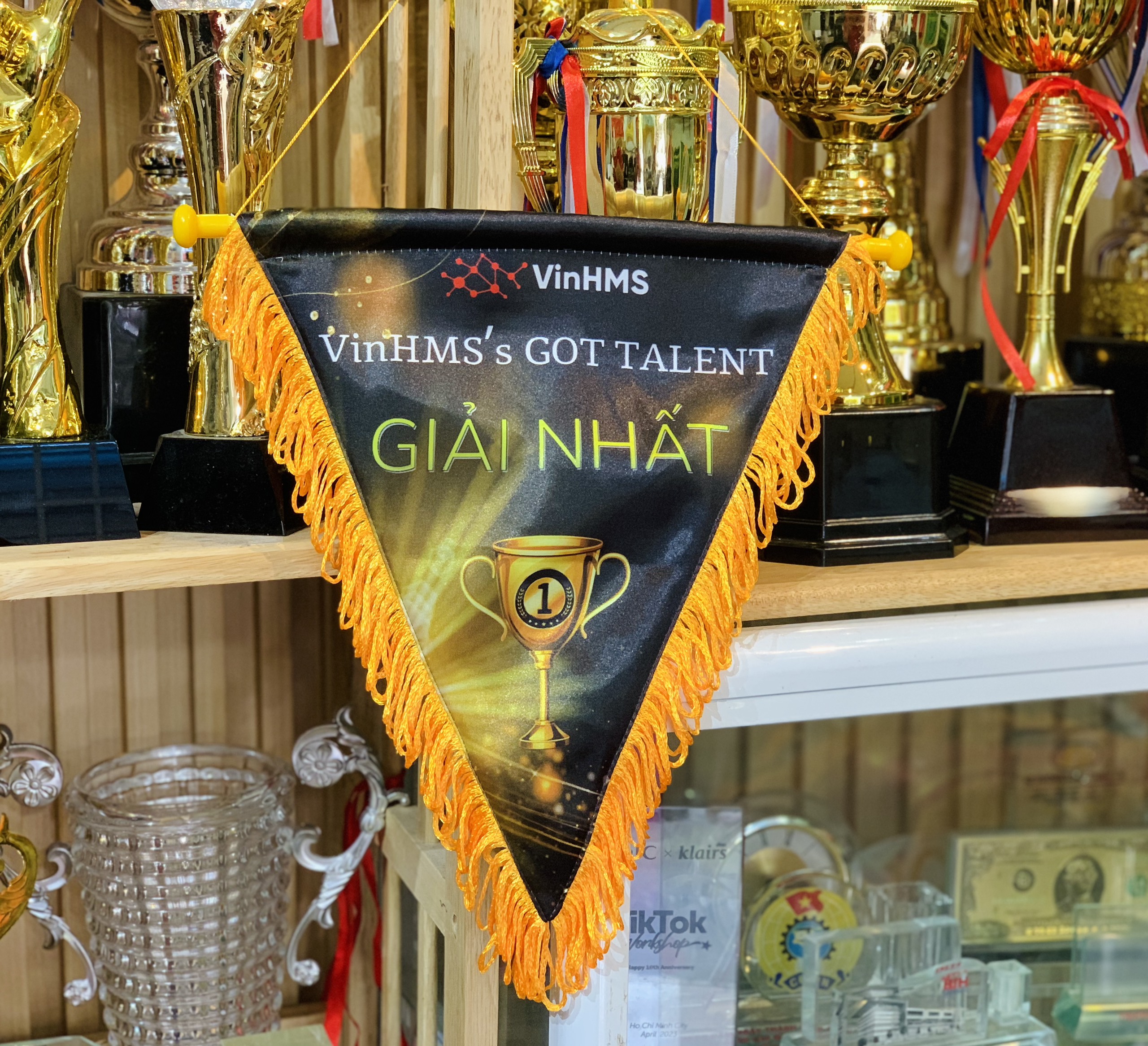 Cờ Lưu Niệm Giao Hữu Bóng Đá – Xưởng May Cờ Hoàng Gia Chuyên May Theo Yêu Cầu