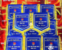 Kích Thước Cờ Lưu Niệm Bóng Đá Chuẩn Đẹp – Xưởng May Cờ Hoàng Gia