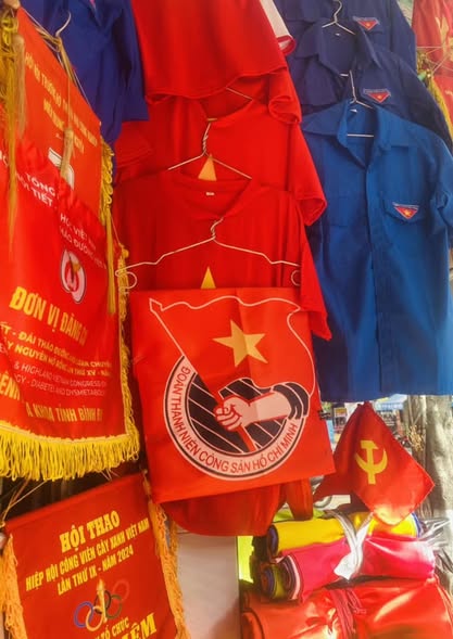 Sản Xuất Cờ Đội Số Lượng Lớn – Xưởng May Cờ Hoàng Gia