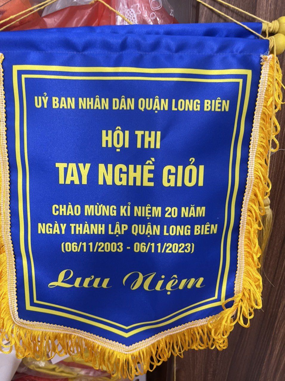 Cờ Lưu Niệm Hội Thi – Giải Pháp Quà Tặng Trang Trọng Từ Xưởng May Cờ Hoàng Gia