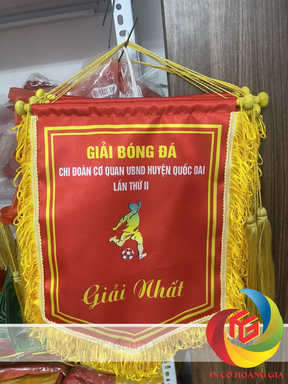 Cờ Lưu Niệm Giải Bóng Đá – Xưởng May Cờ Hoàng Gia Uy Tín, Chuyên Nghiệp
