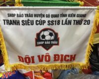 Cờ Lưu Niệm Đá Bóng Đẹp, Trang Trọng – Xưởng May Cờ Hoàng Gia Hà Nội