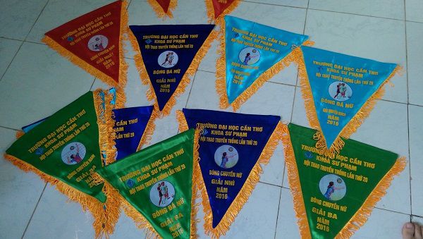 Cờ Lưu Niệm Giao Hữu Bóng Đá – Xưởng May Cờ Hoàng Gia Chuyên May Theo Yêu Cầu