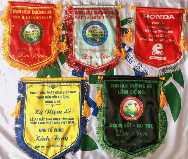 Cờ Lưu Niệm Giải Cầu Lông Theo Yêu Cầu – Xưởng May Cờ Hoàng Gia