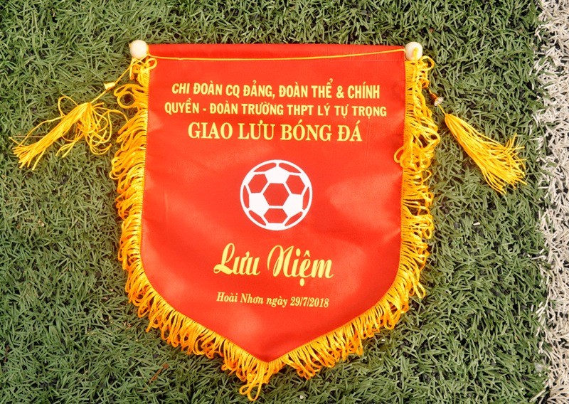 In Cờ Lưu Niệm Bóng Đá Trực Tiếp Tại Xưởng May Cờ Hoàng Gia