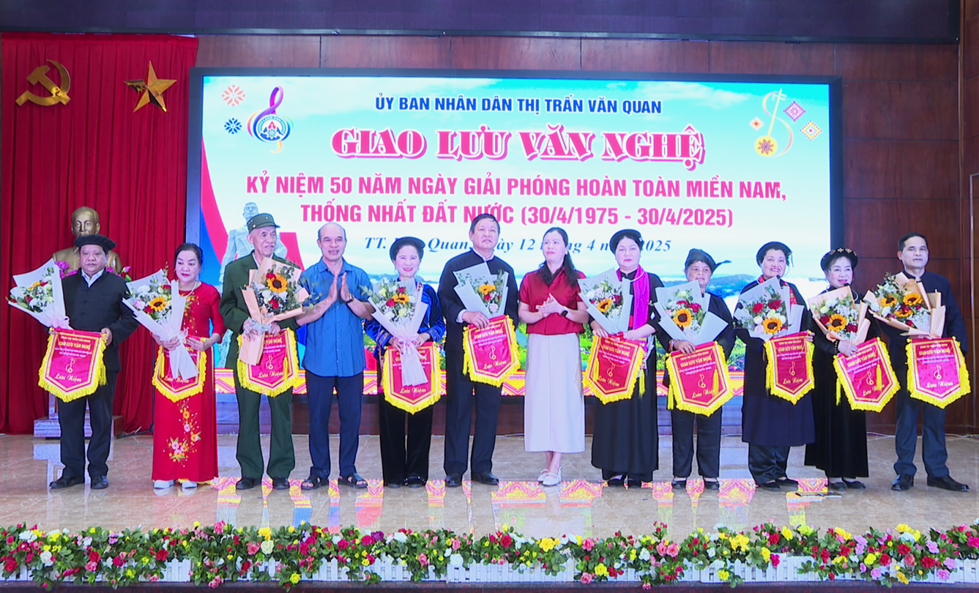 Cờ Lưu Niệm Giao Lưu Văn Nghệ – Xưởng May Cờ Hoàng Gia Sản Xuất Trực Tiếp, Chất Lượng Cao