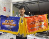 Sản Xuất Cờ Lưu Niệm Tại Hà Nam Theo Yêu Cầu – Xưởng May Cờ Hoàng Gia