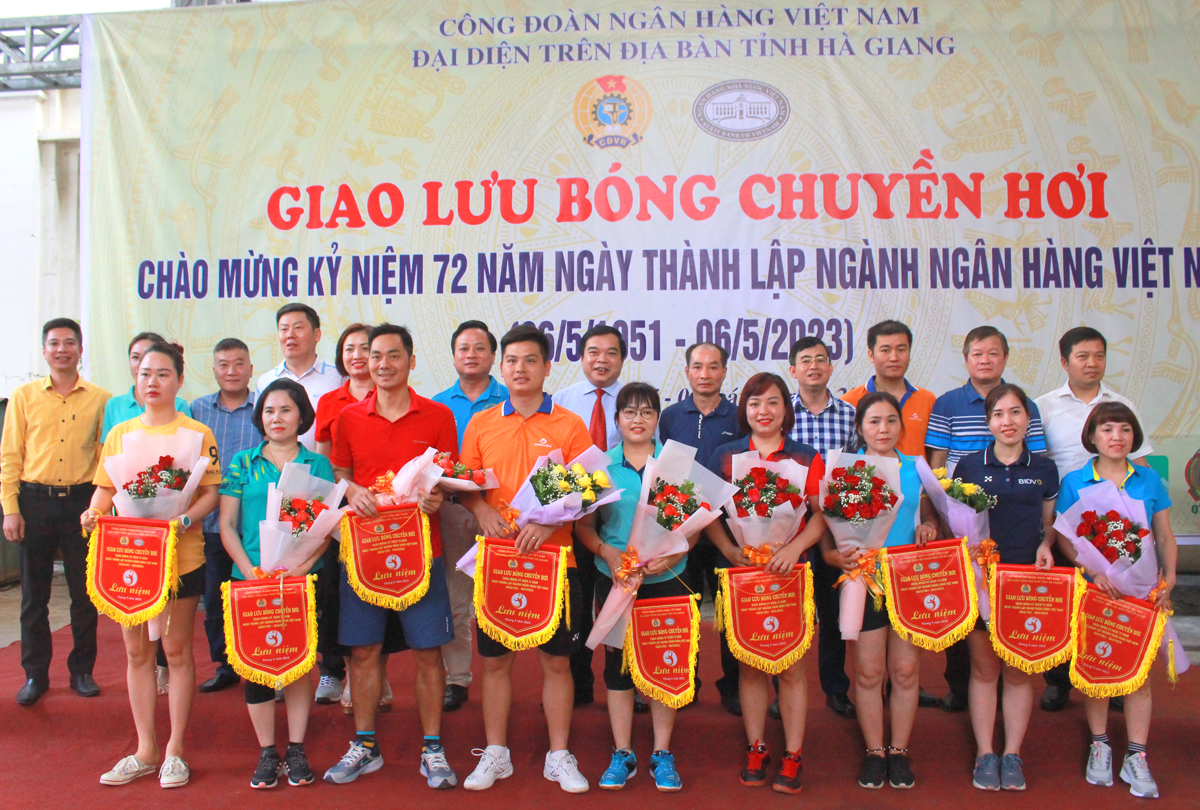 Cờ Lưu Niệm Giải Bóng Chuyền – Xưởng May Cờ Hoàng Gia Uy Tín, Chuyên Nghiệp