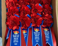 In Logo Lên Hoa Cài Áo Đại Biểu – Xưởng May Cờ Hoàng Gia