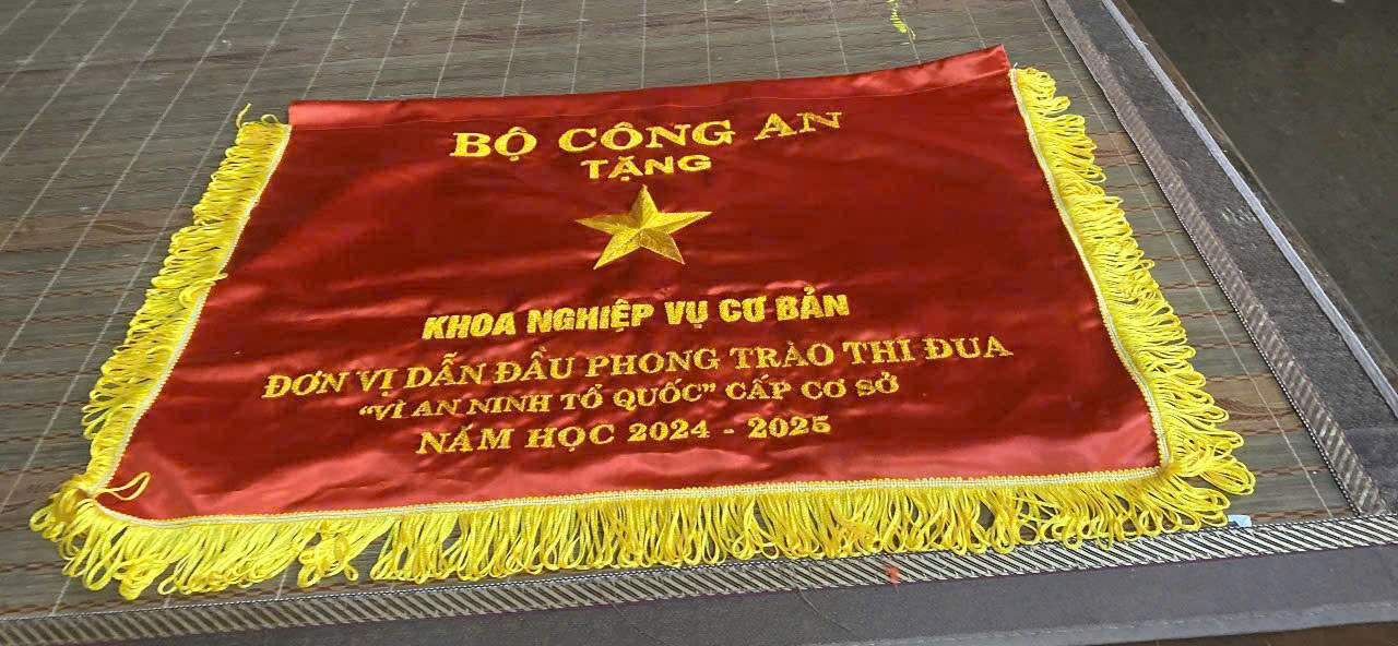 Cờ Lưu Niệm Hội Thi Bí Thư Chi Bộ Giỏi – Xưởng May Cờ Hoàng Gia Uy Tín, Chuẩn Nghi Thức